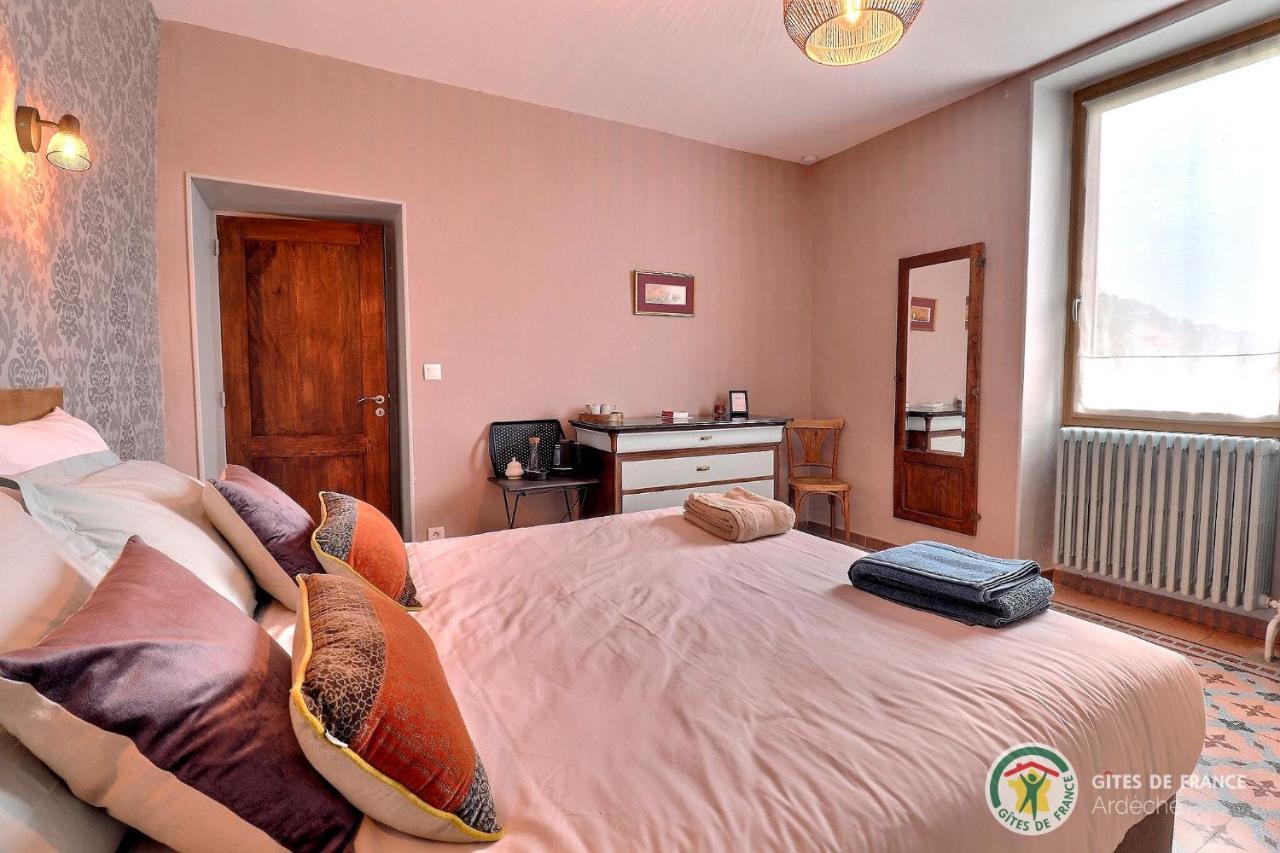 Les Volets Rouges Bed & Breakfast Saint-Sauveur-de-Cruzière Dış mekan fotoğraf